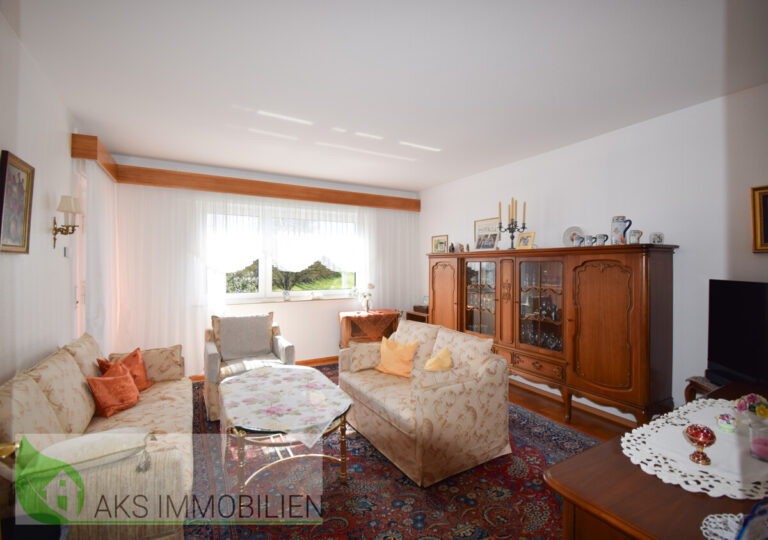 Zweifamilienhaus mit großem Grundstück und Entwicklungspotenzial